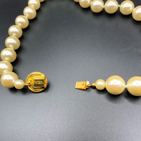 Vintage Carolee Trifari Faux Pearl Necklace 16” Hidden clasp - Picture 5 of 5